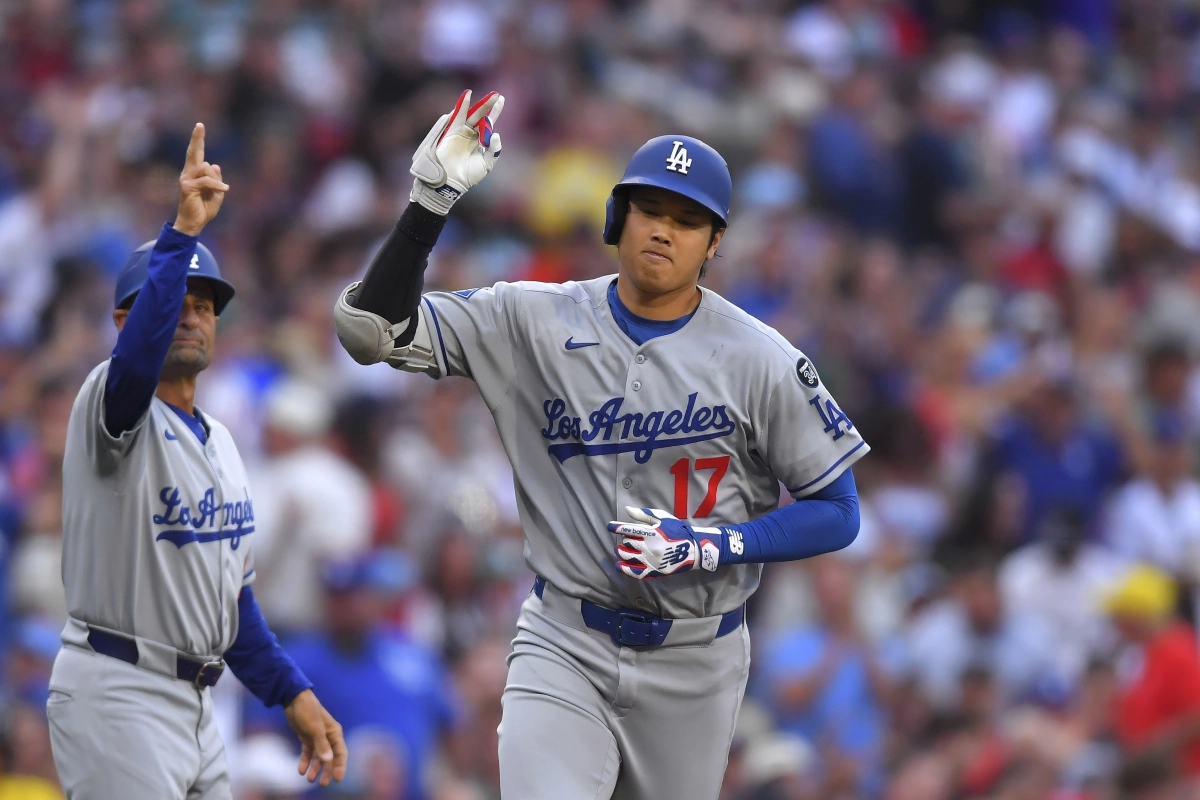 1회 선두타자로 나서 홈런으로 포문을 연 오타니 쇼헤이가 3루를 돌아 홈으로 들어가며 세리머니를 하고 있다. 보스턴 AP 연합뉴스