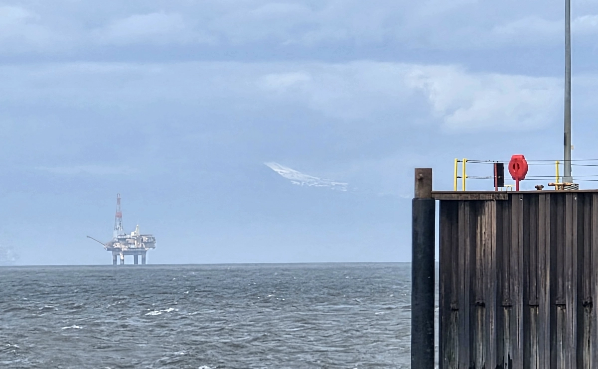 알래스카 니키스키 지역에 있는 폐쇄된 LNG부두 너머로 쿡인렛 해협에 해양 시추선이 떠있다. 알래스카 김중래 기자