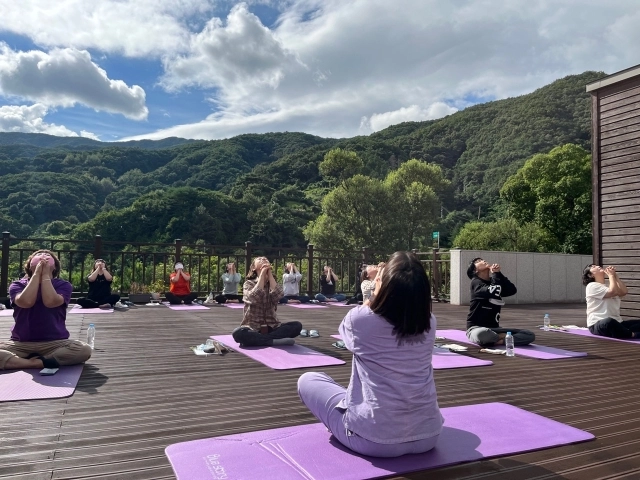국립산림치유원 방문객들이 항노화 프로그램에 참여하고 있다.  국립산림치유원 제공