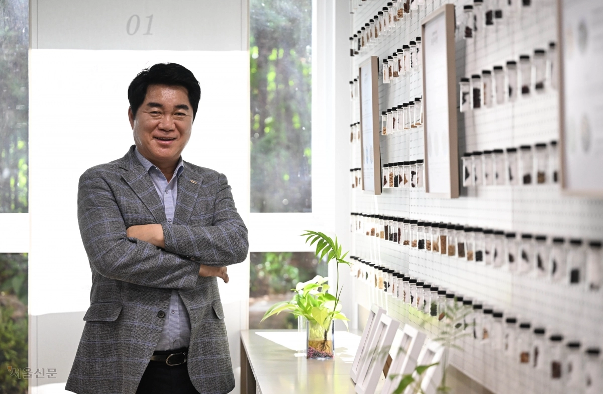 박준희 구청장이 약 250종의 토종씨앗이 전시된 센터의 씨앗도서관을 배경으로 선 모습. 홍윤기 기자