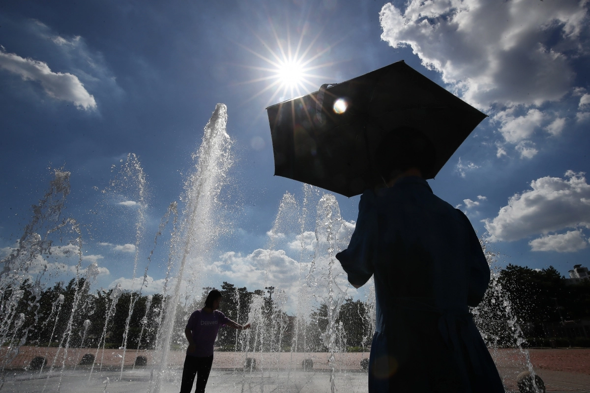 폭염이 계속된 28일 오후 대구 동구 율하체육공원을 찾은 시민들이 한산한 바닥분수에서 더위를 식히고 있다.  2025.7.28 뉴스1