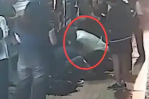 운행 중 급히 달려 나간 버스기사…정류장 쓰러진 시민 생명 구했다