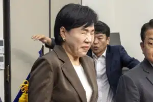 [포토] ‘쓰러진 깃대에 놀란’ 전현희 최고위원