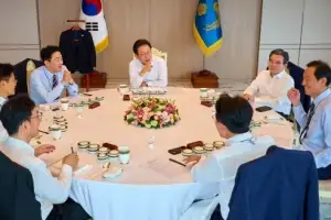 [포토] 李대통령, 오찬 겸 국무총리 주례 회동