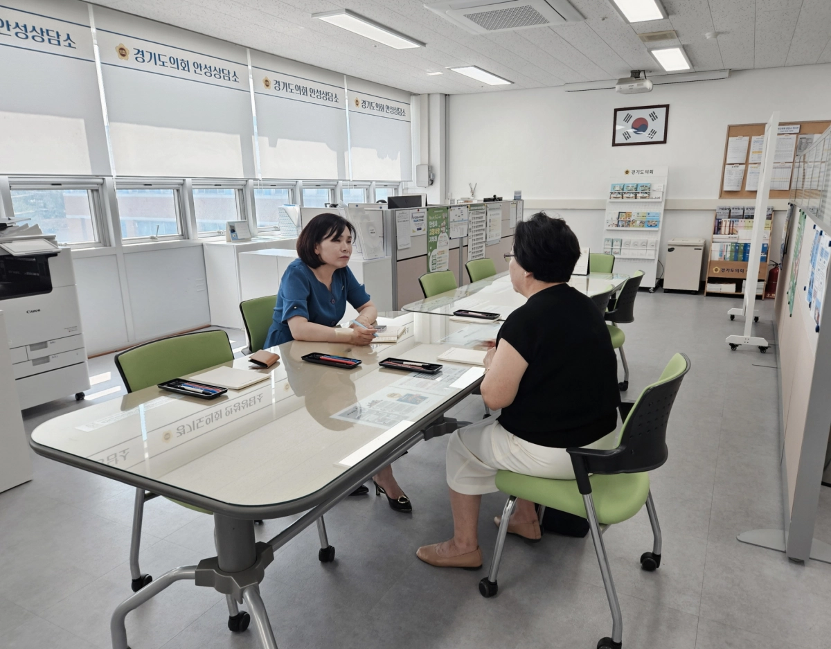 황세주 의원. 7월 24일, 도의회 안성상담소에서 주민의 생활 및 애로사항 청취를 위한 면담 진행. (사진=경기도의회)