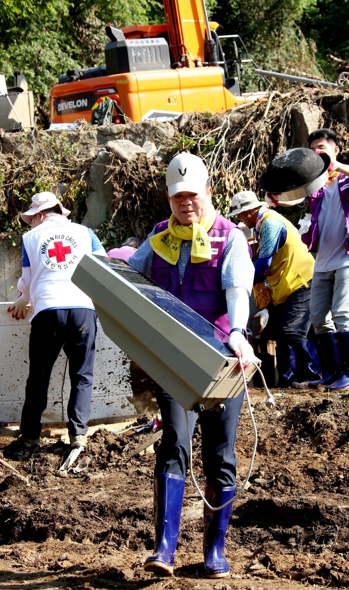 최대호 안양시장이 29일 오전 경기 가평군 북면 백둔리를 찾아 수해복구를 돕고 있다. (안양시 제공)