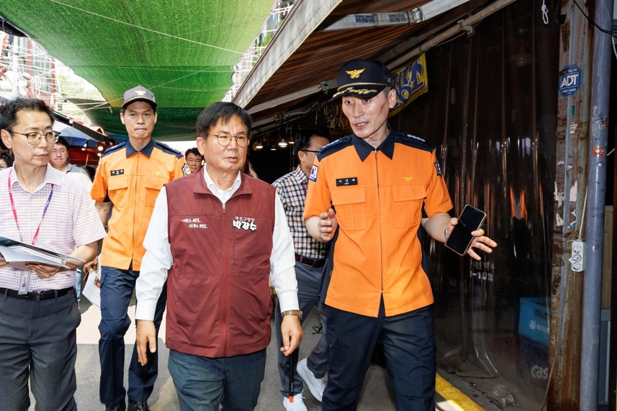 박강수(가운데) 서울 마포구청장이 공덕시장의 소방차 진입료 상황을 점검하고 있다. 마포구 제공