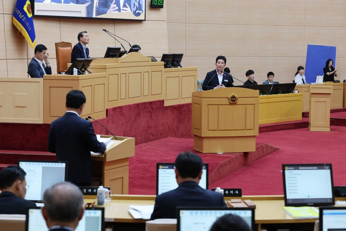 김진남(더불어 민주당·순천5) 전남도의원이 도정 질문을 하고 있다.