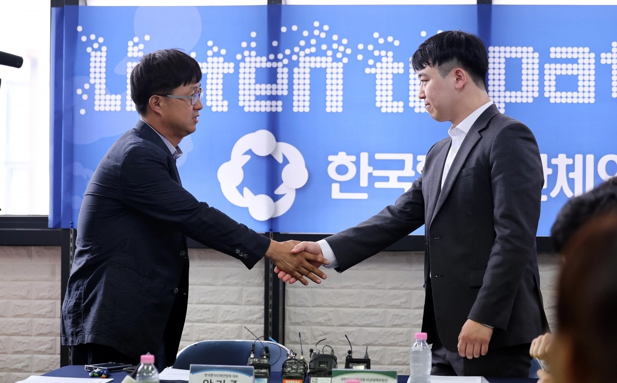 한성존 대한전공의협의회 비상대책위원장이 28일 서울 영등포구 한국환자단체연합회을 찾아 안기종 한국환자단체연합회 대표와 인사를 나누고 있다. 뉴시스