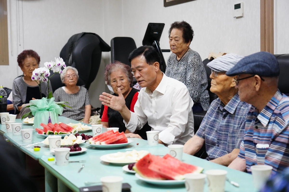 지난 28일 서울 성북구 정릉1동 경로당을 찾은 이승로(가운데) 구청장이 지역 어르신들과 대화를 나누고 있다. 성북구 제공