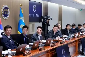 국무위원 발언 듣는 李대통령