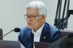 “국민 겪는 모든 고통 원천은 문재인” 막말 이어… 최동석, 이번엔 대통령 면전서 “유명해져 죄송”
