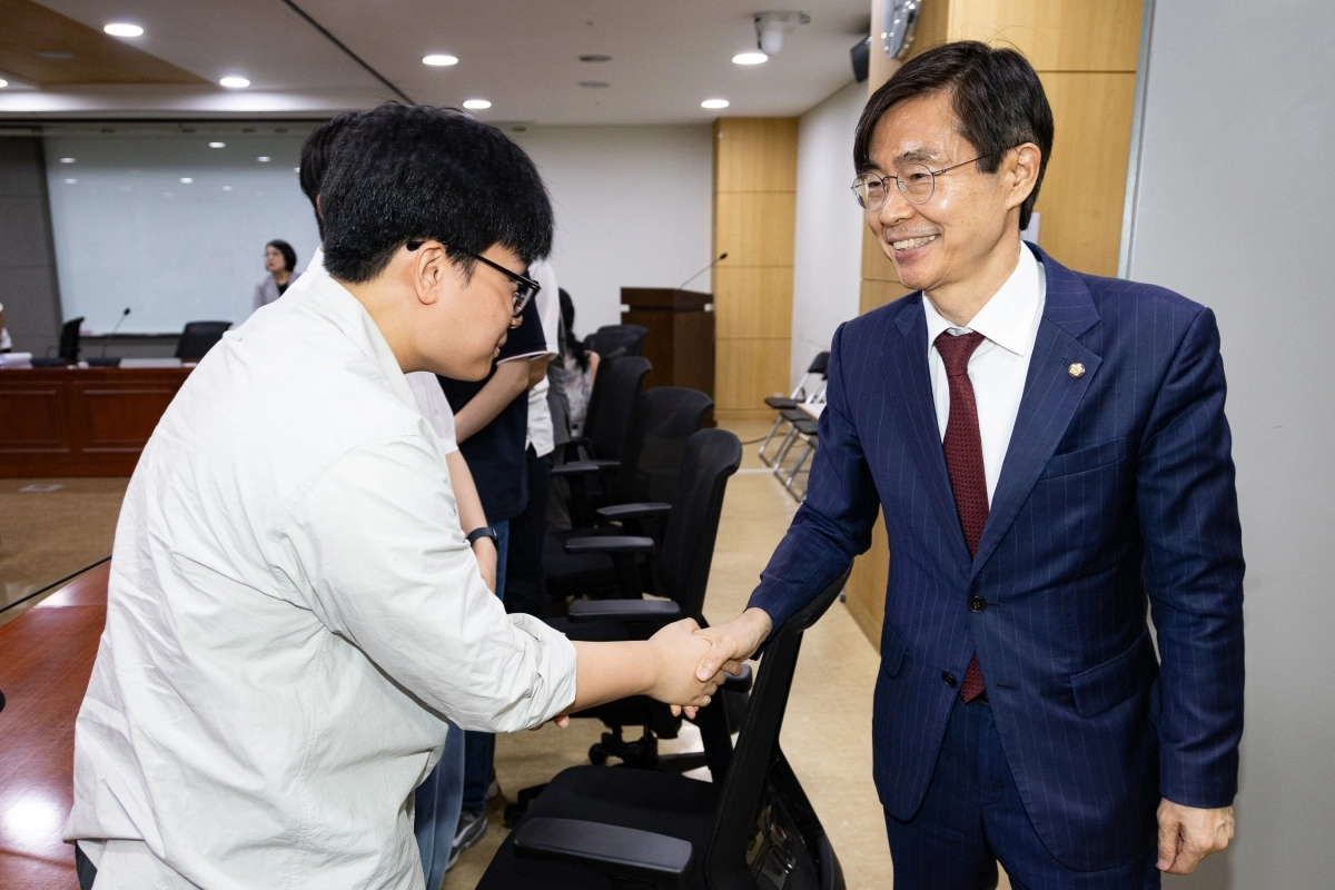 국민의힘 당대표 출마를 선언한 조경태 의원이 29일 국회 의원회관에서 열린 2030 중도보수 간담회에서 참석자들과 인사하고 있다. 뉴스1