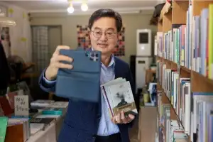 김동연, 민생회복 소비쿠폰으로 지역 서점서 책 2권 구매