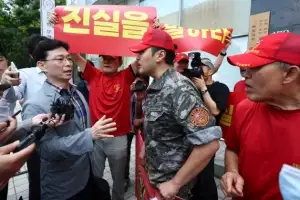 [포토] 항의받는 임성근 전 해병대 1사단장