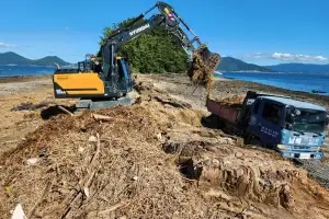 극한호우에 밀려온 쓰레기 4500t…경남 연안 해양 쓰레기 비상