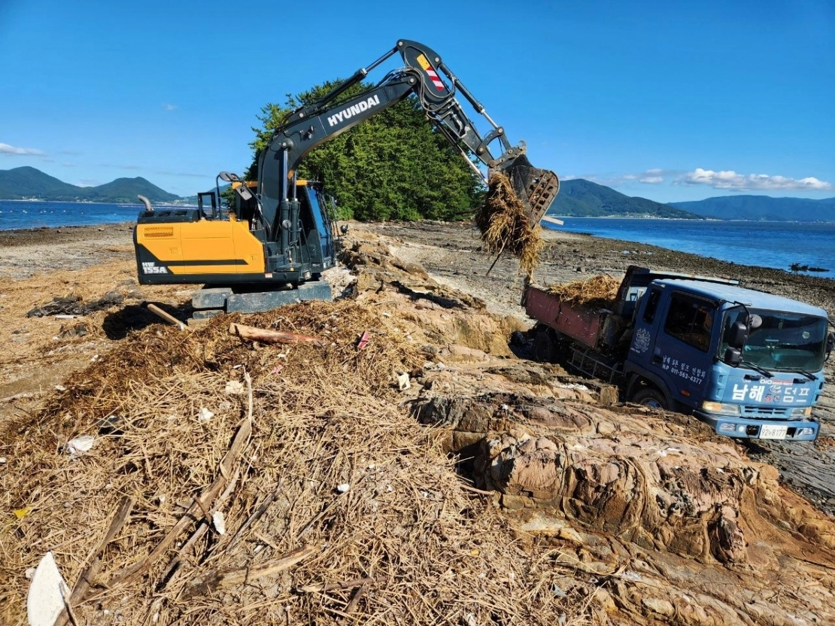 해양쓰레기 수거 모습. 2025.7.30. 경남도 제공