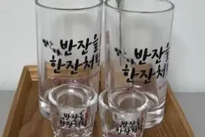 “만취가 아니라 안 취하는 거리”…먹자골목 들어온 ‘반잔 술잔’ 정체