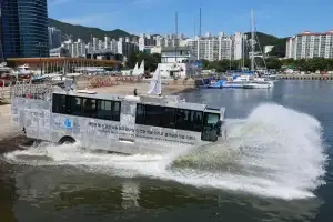 물 위 달리는 수륙양용 버스… 부산서 시험 운항