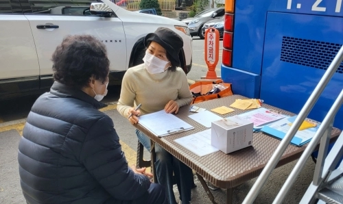 서울 노원구 관계자가 보건소 이동건강버스에서 주민과 상담을 하고 있다. 노원구 제공