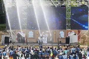 파도 맞으며 음악에 흠뻑 취해 볼까