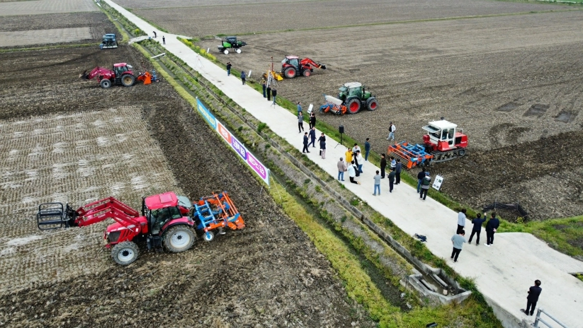 지난 4월 전남 영암군 삼호읍에서 전남농업기술원 주관으로 벼 이앙기술 연시회가 열렸다. 지금강이엔지 제공