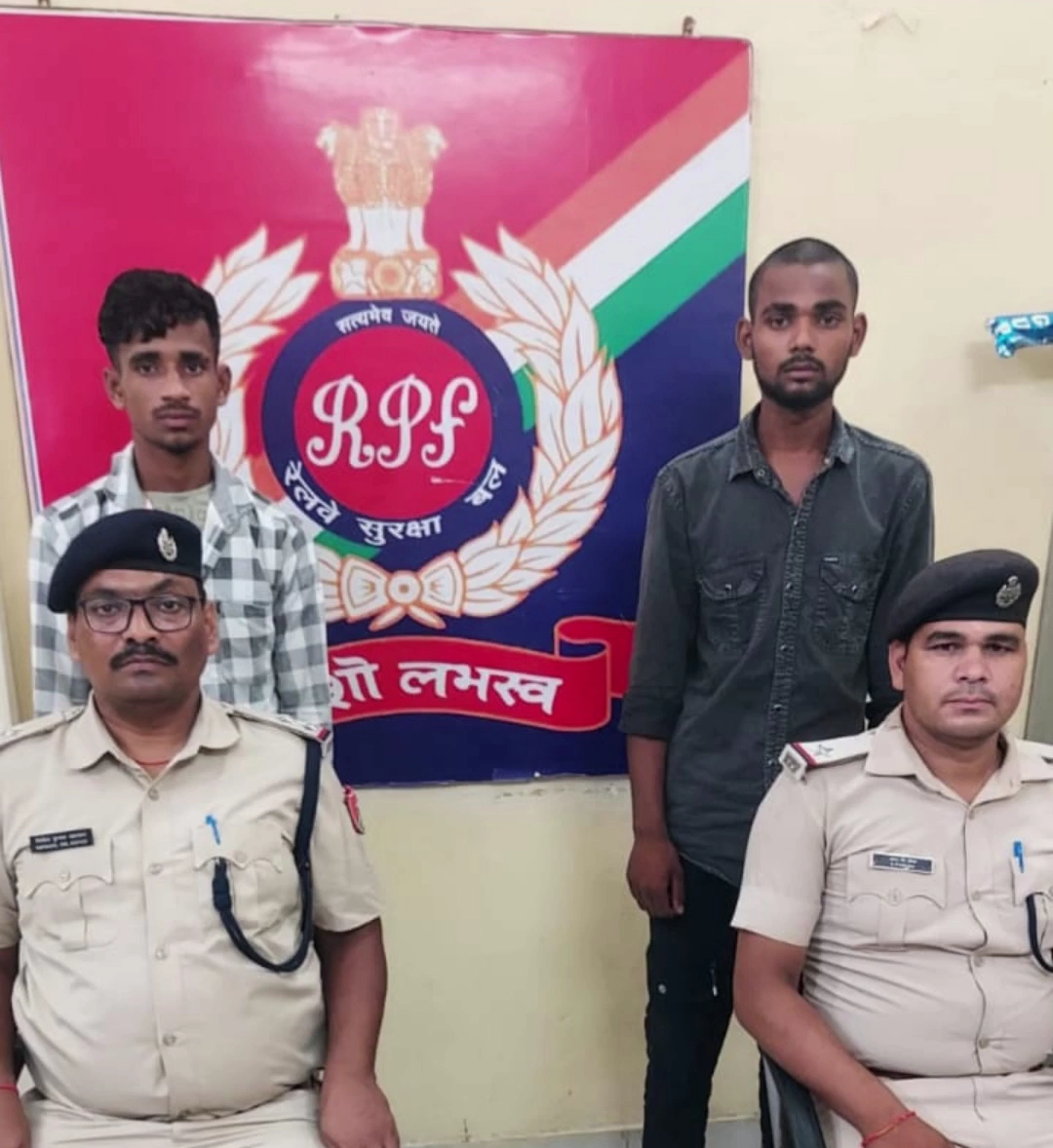 달리는 열차 승객을 향해 막대기를 휘둘러 체포된 인도 청년들. 인도 철도경찰국(RPF) 엑스(X)