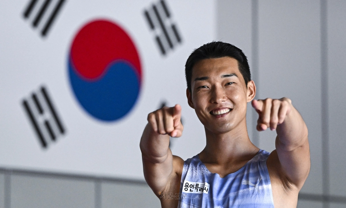 우상혁이 지난 28일 충북 진천 국가대표선수촌에서 오는 9일부터 시작되는 유럽 원정에서 선전을 다짐하며 웃고 있다. 이지훈 기자