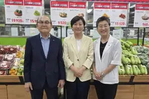 유정희 서울시의원, 서울 서남부농협 하나로마트서 여름철 농축산물 할인지원 현장점검