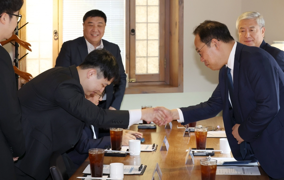 31일 오전 서울 중구 달개비에서 열린 수련협의체 제2차 회의에서 김국일(오른쪽) 보건복지부 보건의료정책관과 한성존(왼쪽) 대한전공의협의회 비상대책위원장이 인사를 나누고 있다. 뉴시스