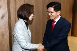 [포토] 악수하는 김문수 후보와 나경원 의원