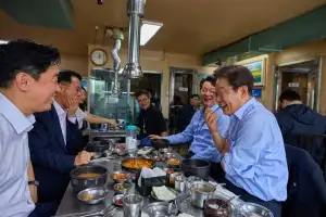李 “규제 개선 속도… 역직구 시장 넓혀 수출 확대” 기업 달래기
