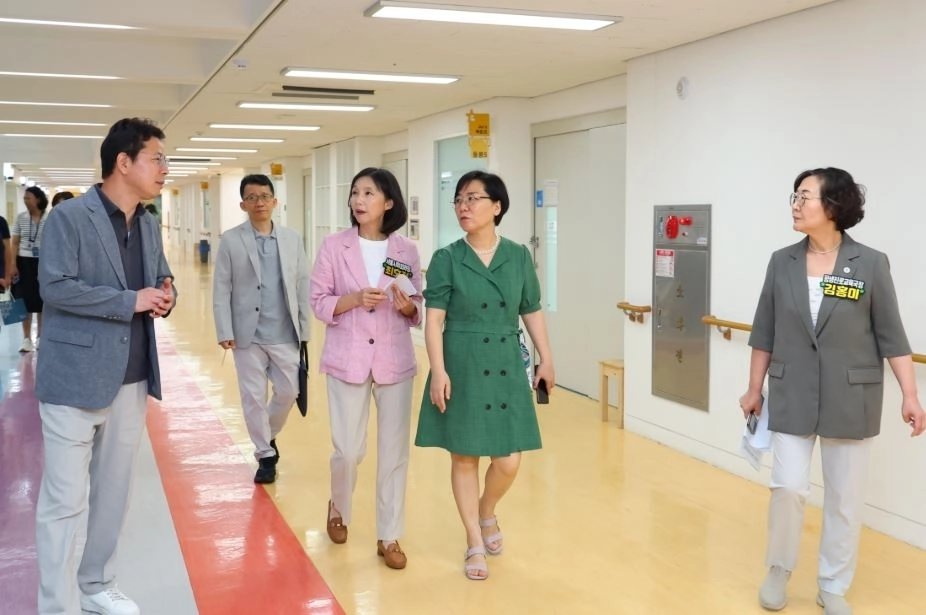 특수교육과장(맨 왼쪽)의 학교 설명 청취중인 최호정 의장