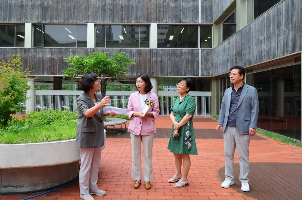 학교시설 시찰 및 서울시교육청 평생진로교육국장의 설명을 듣고있는 최호정 의장