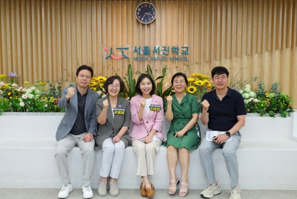 교육청 관계자 및 학교 관계자와 기념 촬영을 하는 최호정 의장