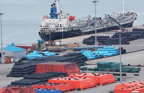 한국과 미국의 관세 협상이 타결된 31일 경기도 평택항에 철강 제품이 쌓여 있다. 연합뉴스