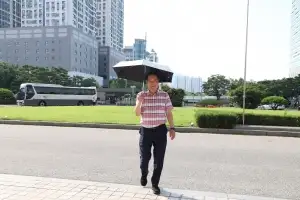 안양시, 폭염 기승에 ‘쿨맵시 데이’ 운영…간편 옷 입고 양산 쓰고 출근