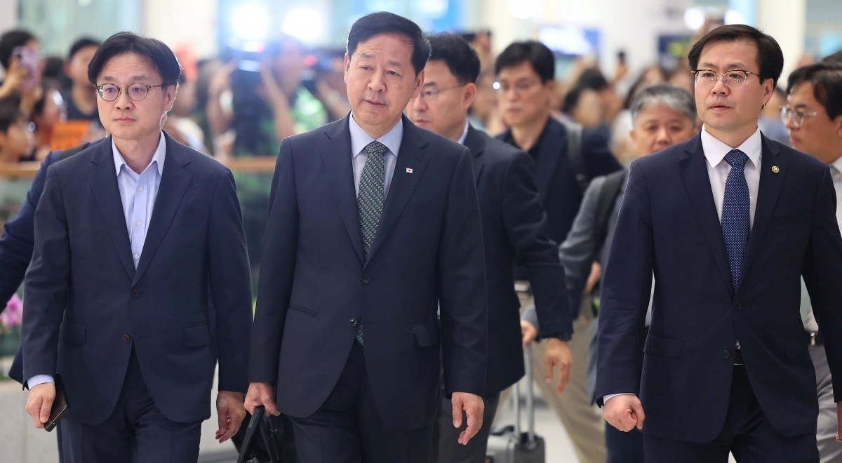 미국과의 무역협상을 마친 구윤철 경제부총리 겸 기획재정부 장관(가운데), 김정관 산업통상자원부 장관(왼쪽), 여한구 통상교섭본부장 등 한국 무역협상 대표단이 1일 인천국제공항 제2여객터미널을 통해 귀국하고 있다. 연합뉴스