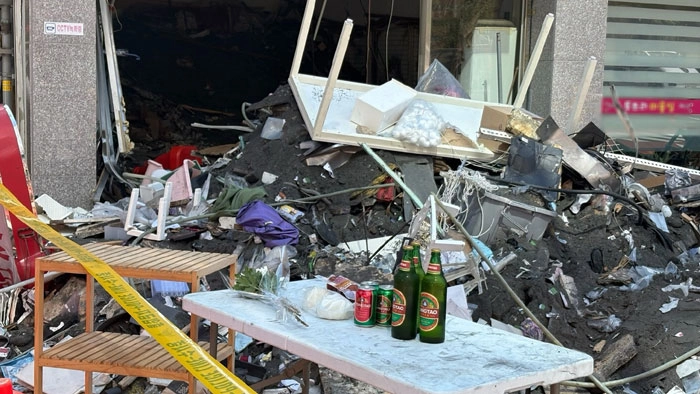 1일 오전 경남 창원시 마산회원구 양덕동 2층짜리 상가주택 붕괴 현장에 사망자를 추모하는 국화꽃 한송이와 맥주가 놓여져 있다. 2025.8.1<br>뉴스1