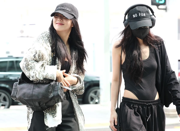 블랙핑크 지수와 제니(오른쪽)가 1일 오전 해외 일정을 위해 인천국제공항을 통해 프랑스로 출국하고 있다. 2025.8.1<br>뉴스1