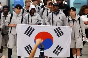 [포토] 태극기 함께 든 손흥민·양민혁…토트넘 입국