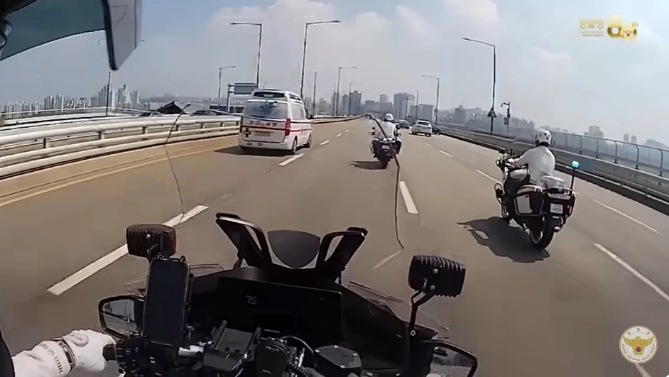 생후 5개월 아기 응급 이송하는 경찰. 유튜브 채널 ‘대한민국 경찰청’ 갈무리