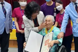 [포토] 모란장 받는 양금덕 할머니
