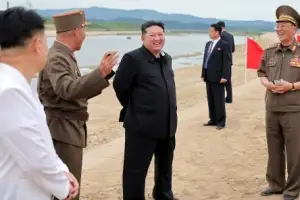 [포토] 김정은, 신의주 온실농장·제방공사 현장시찰