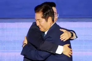 [포토] 박찬대 후보와 포옹하는 정청래 신임 당대표