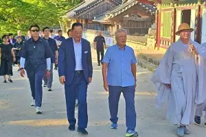 문재인 전 대통령, 해남 대흥사 찾아…“고시방 다시 와보니 감회 새롭다”