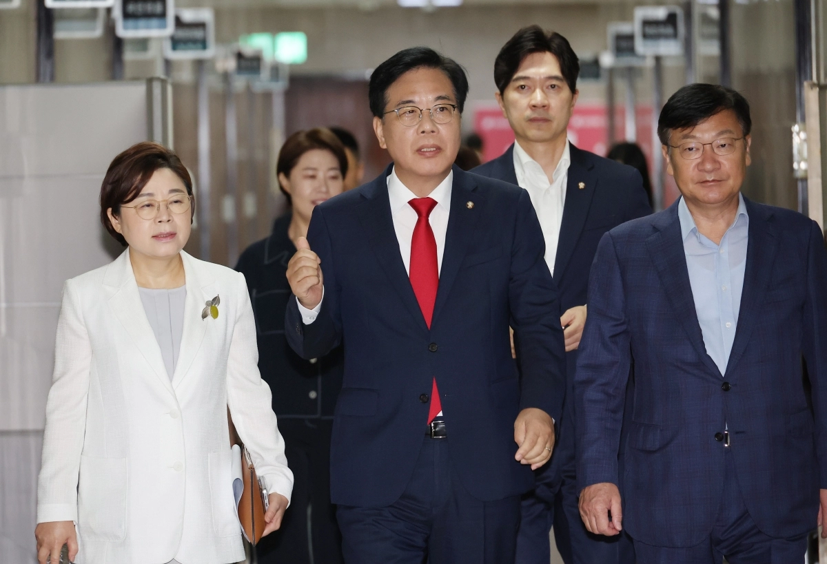 회의 참석하는 송언석 비상대책위원장