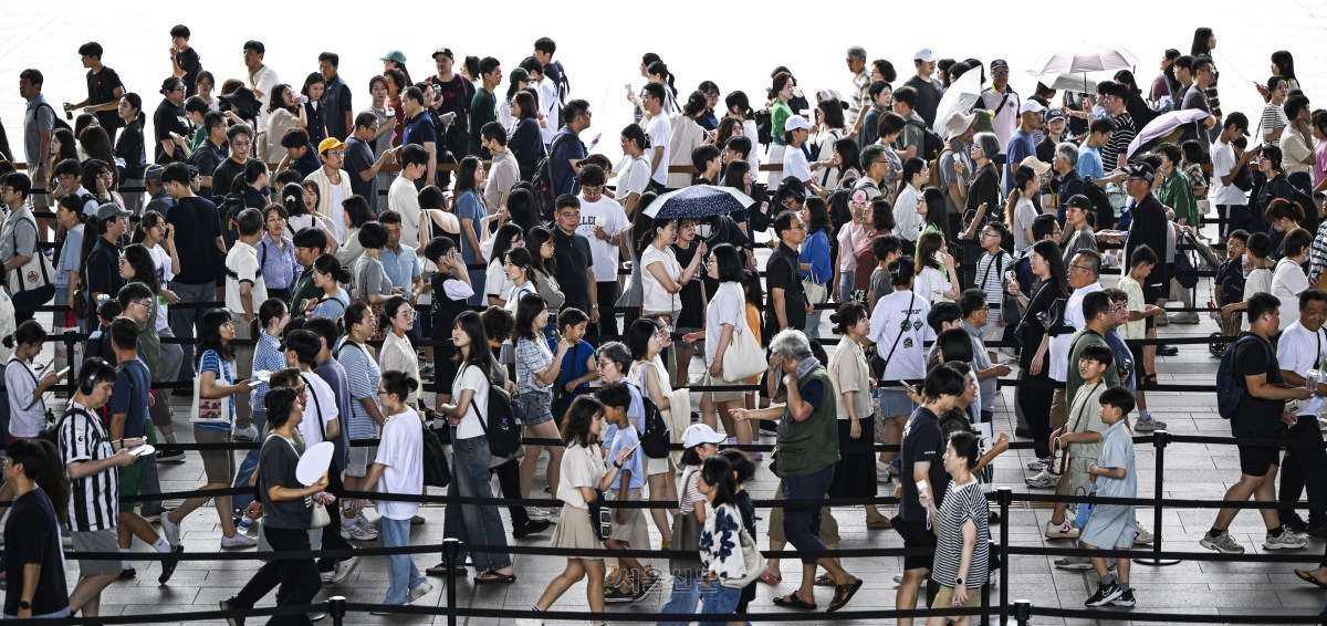주말인 3일 서울 용산구 국립중앙박물관을 찾은 수많은 관람객들이 입장하기 위해 줄 서 있다. 국립중앙박물관에 따르면 지난 7월 1일부터 30일까지 국립중앙박물관을 찾은 관람객 수는 총 69만4천552명으로 지난해 같은 기간 대비 두 배가 넘는 수치다. 2025.8.3 이지훈 기자