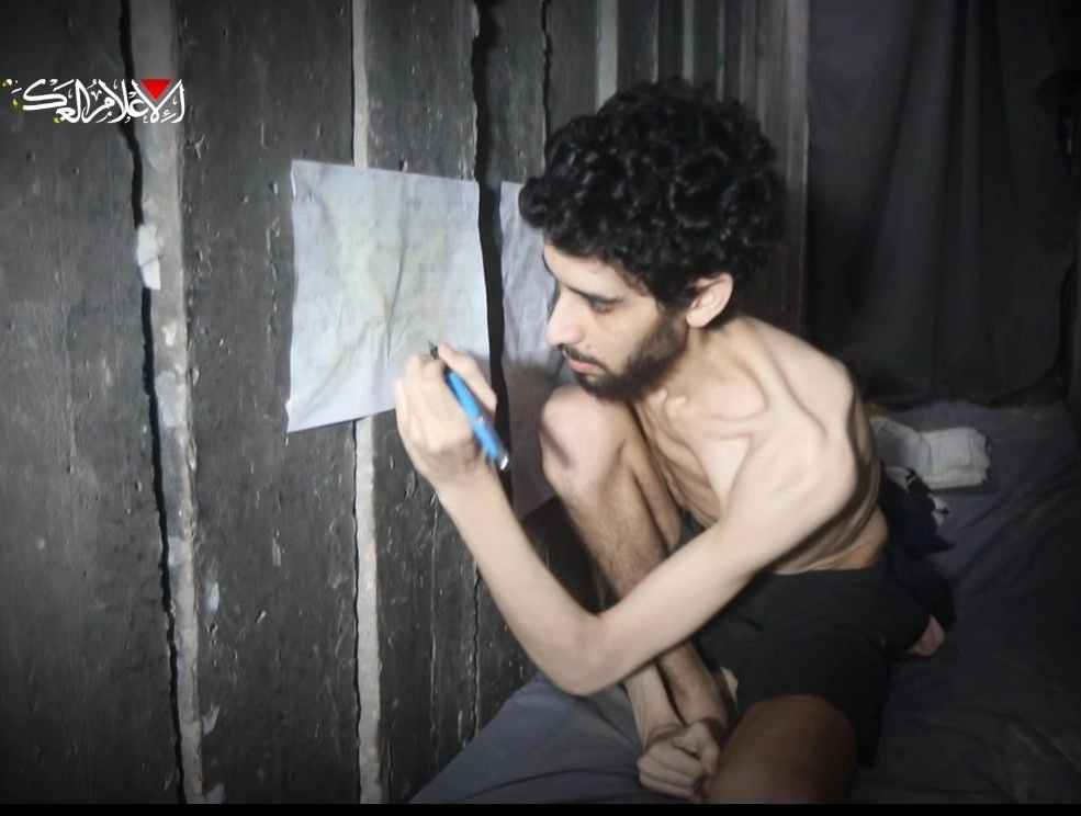 팔레스타인 무장정파 하마스가 공개한 선전 영상 일부. 2023년 10월 7일 이스라엘을 기습 공격한 하마스에 인질로 잡혀간 에비아타르 다비드(24)가 지하 땅굴에서 7월 한 달간 배급받은 식량의 기록 달력을 보여주고 있다. 2025.8.3 텔레그램