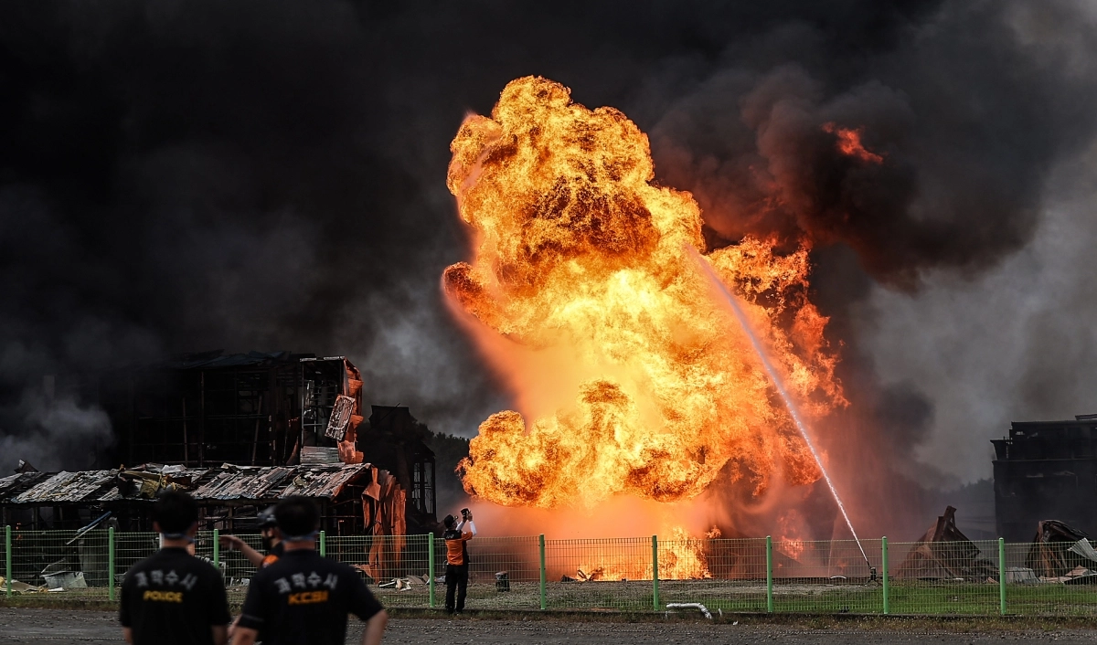 3일 경북 영천시 금호읍 구암리 채신공단 내 화장품 원료 제조공장에서 불이 난 가운데 소방 당국이 진화작업을 하고 있다. 2025.8.3 연합뉴스
